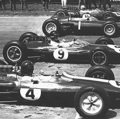 Départ iminant au GP de Grande Bretagne avec Dan Gurney, Graham Hill et Jack Brabham en première ligne aux côtés de Jim